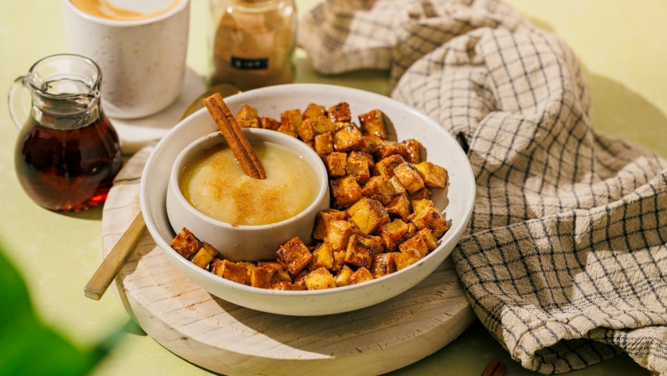 Karamellisierter Zimt-Tofu mit Apfelmus