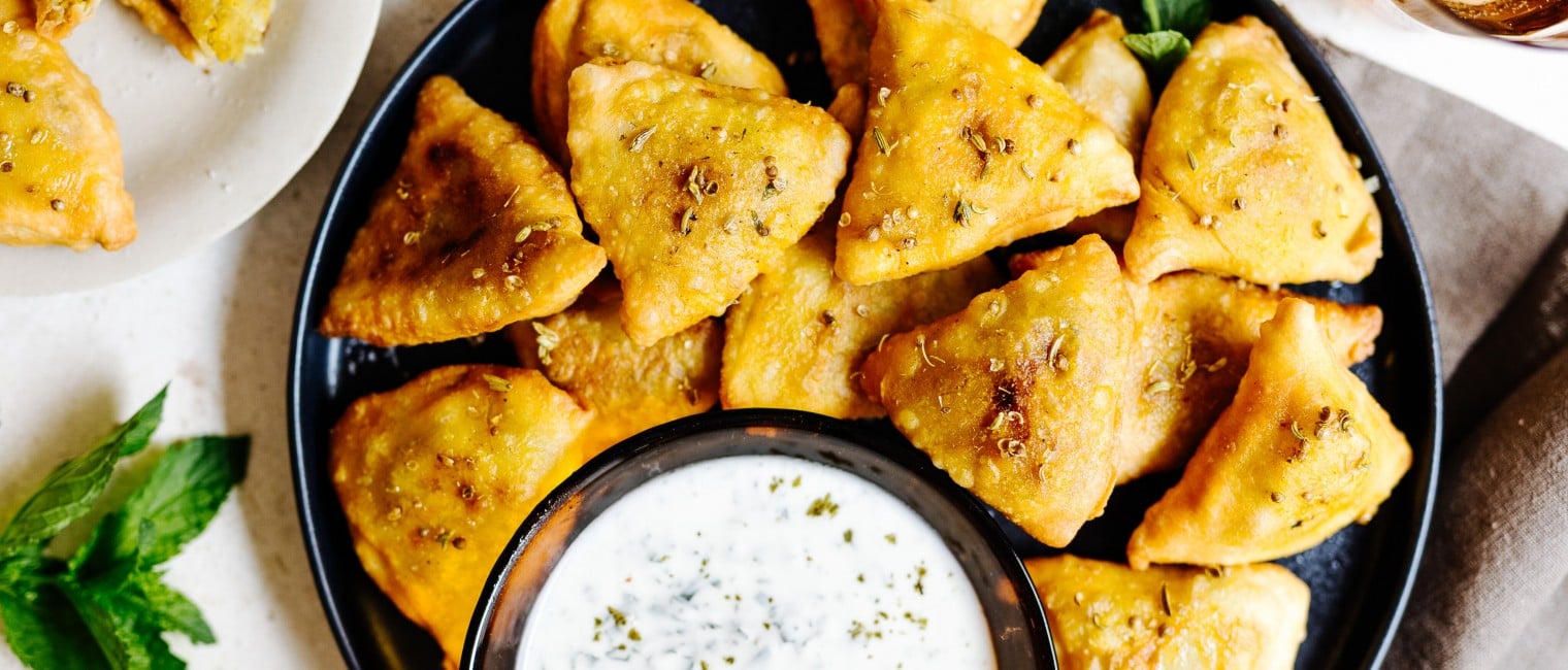 Indische Samosas mit Kichererbsen Füllung