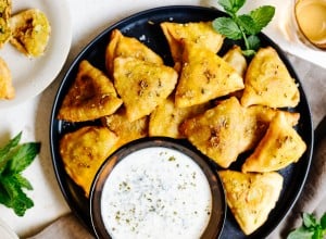 Indische Samosas mit Kichererbsen Füllung