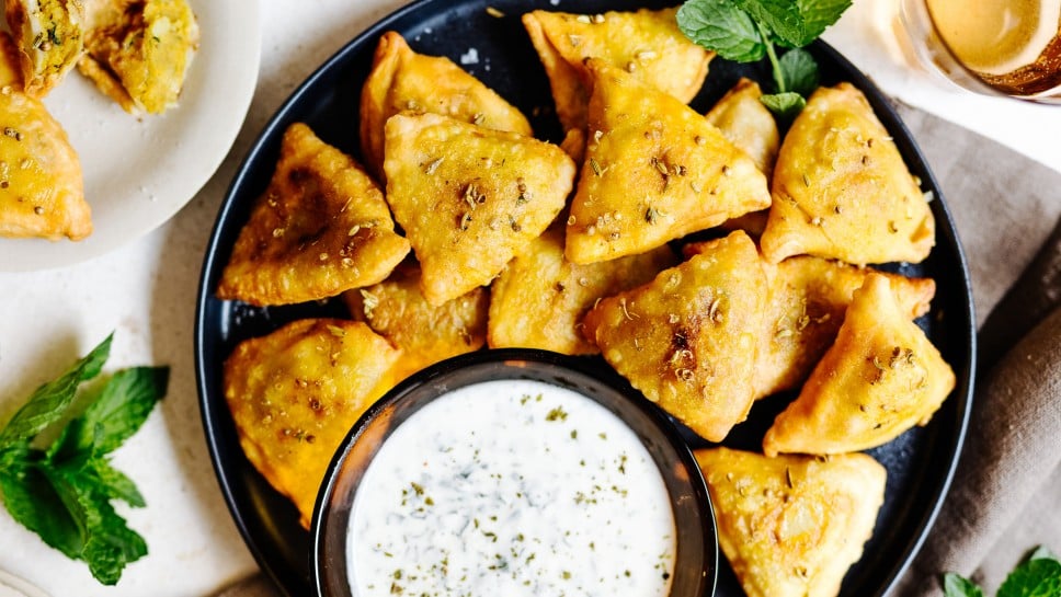 Indische Samosas mit Kichererbsen Füllung