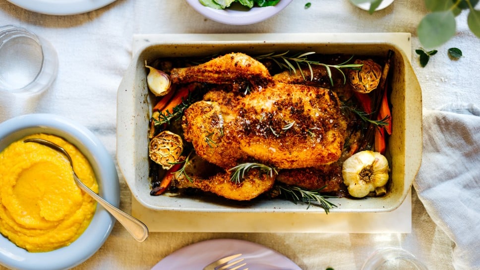 Knoblauch-Huhn mit knuspriger Knoblauchkruste und Semmelfülle 