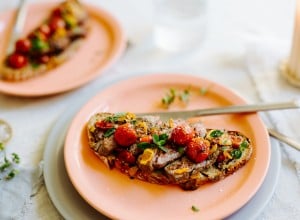 Rinder Steak mit karamellisierten Knoblauch-Tomaten auf gegrilltem Brot 