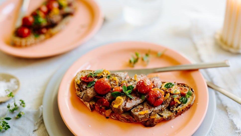 Rinder Steak mit karamellisierten Knoblauch-Tomaten auf gegrilltem Brot 
