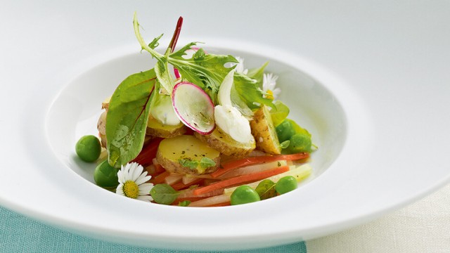 Kräutersalat mit Heurigen Kartoffeln und Gemüse