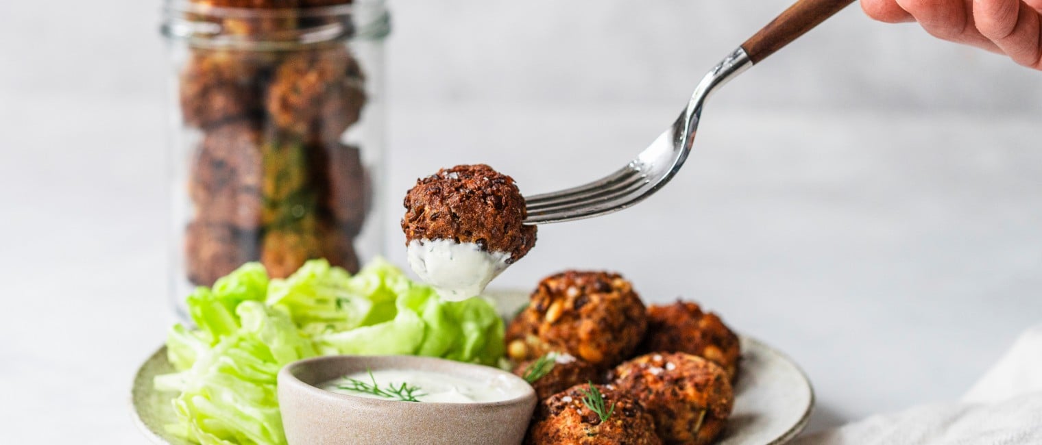 Lachs-Linsen-Bällchen mit Dill-Dip