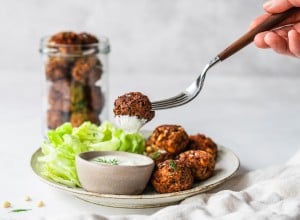 Lachs-Linsen-Bällchen mit Dill-Dip
