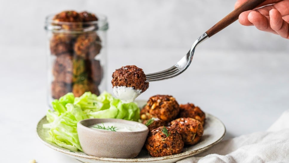Lachs-Linsen-Bällchen mit Dill-Dip