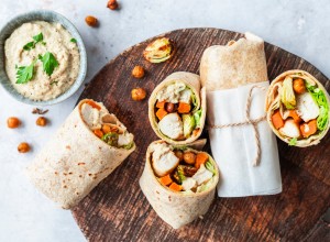 Cesar-Wraps mit knusprigen Kichererbsen
