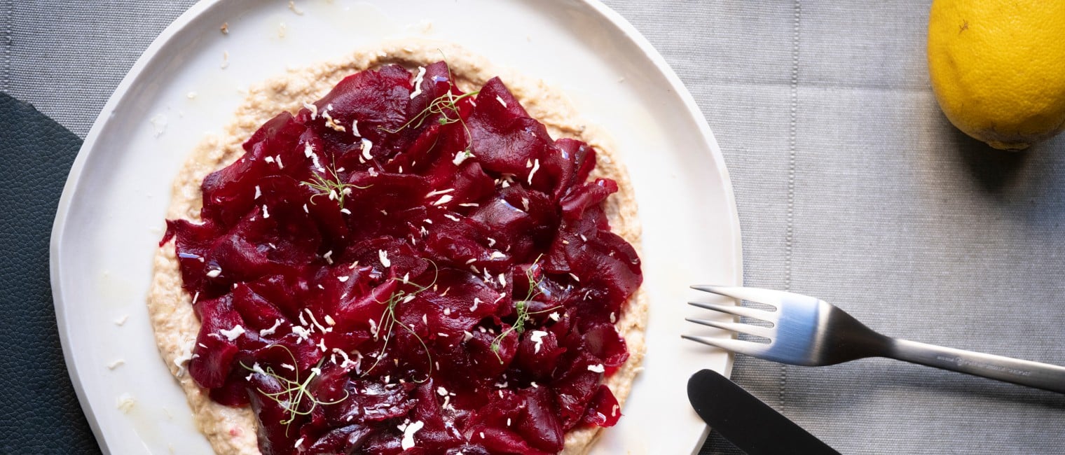 Rote-Rüben-Carpaccio auf Haselnusscreme mit Zitronenöl