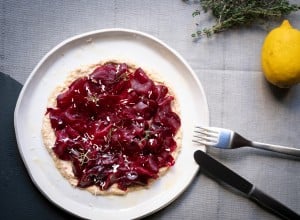 Rote-Rüben-Carpaccio auf Haselnusscreme mit Zitronenöl