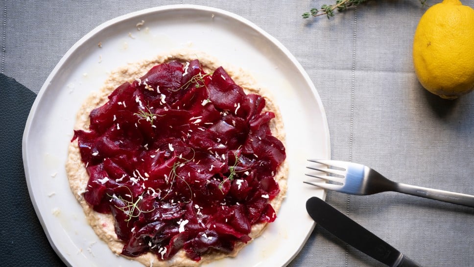 Rote-Rüben-Carpaccio auf Haselnusscreme mit Zitronenöl