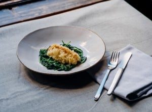 Süsse Zwiebeln mit Umami-Booster und Blattspinat