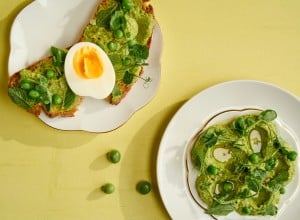 Erbsen–Minze–Hummus mit Ostereiern
