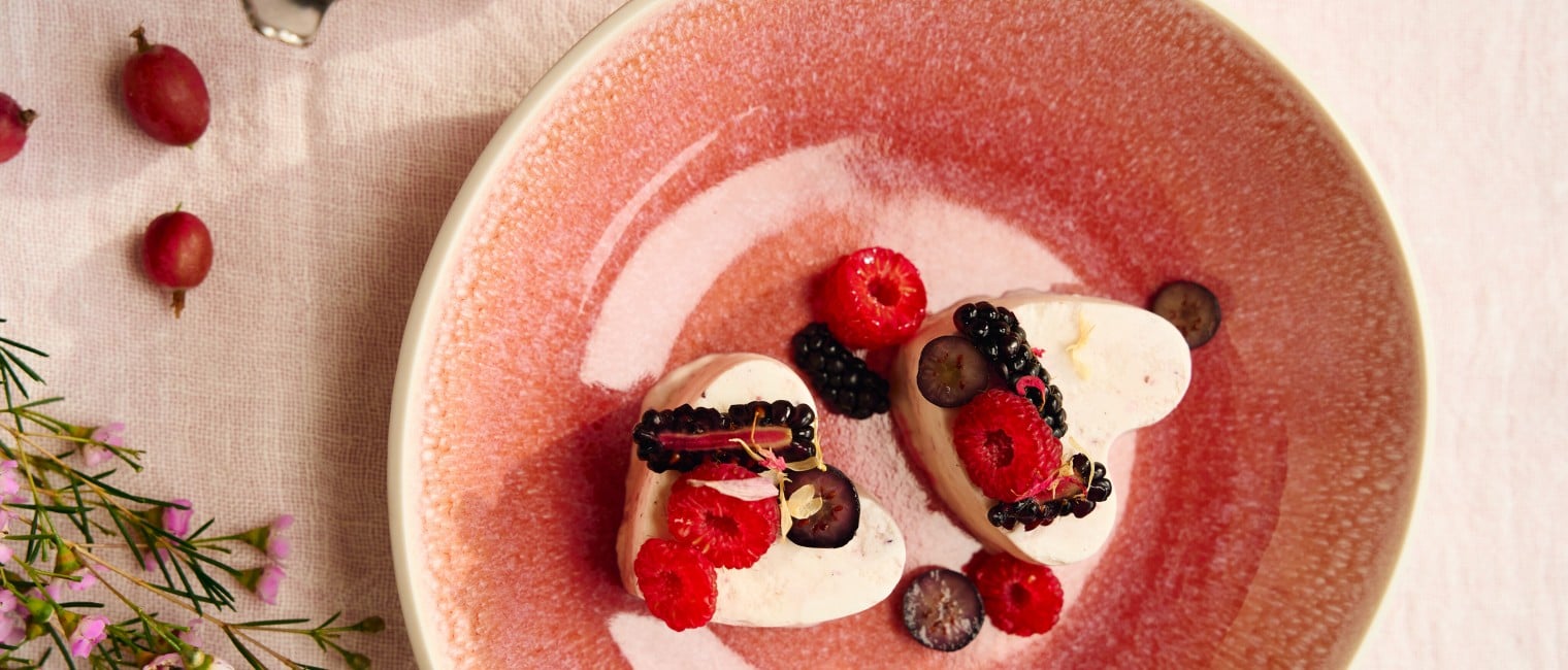 Sauerrahm–Beeren–Parfait mit Beerensauce