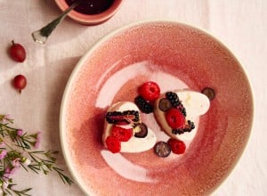 Sauerrahm–Beeren–Parfait mit Beerensauce