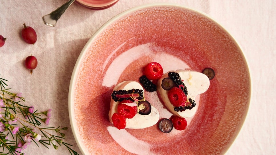 Sauerrahm–Beeren–Parfait mit Beerensauce