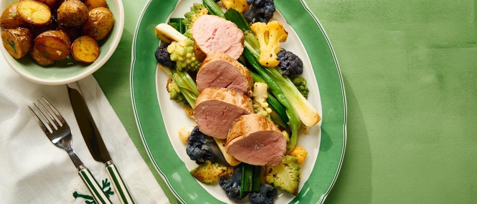 Rosa Kalbsfilet mit buntem Karfiolgemüse und Jungzwiebel