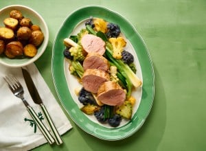 Rosa Kalbsfilet mit buntem Karfiolgemüse und Jungzwiebel