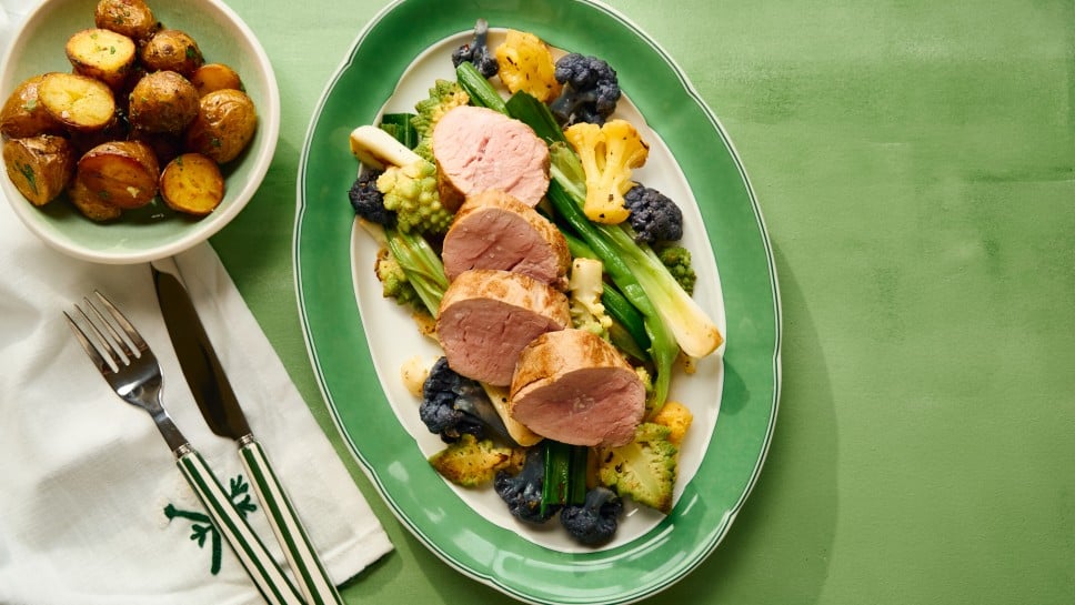 Rosa Kalbsfilet mit buntem Karfiolgemüse und Jungzwiebel