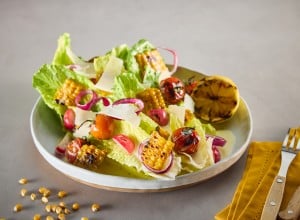 Romanasalat mit geröstetem Mais