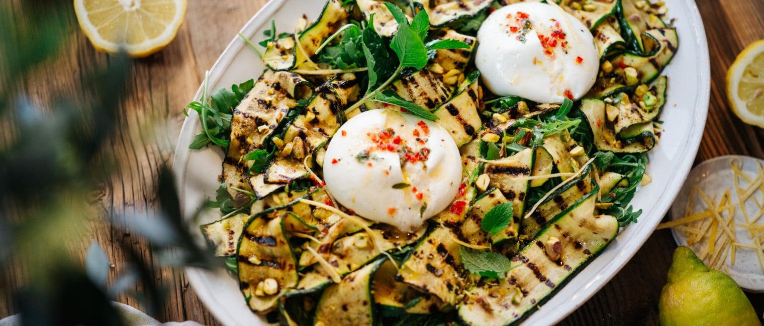 Zucchinisalat mit Burrata und Pistazien
