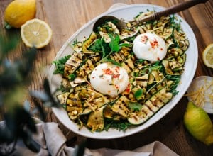 Zucchinisalat mit Burrata und Pistazien