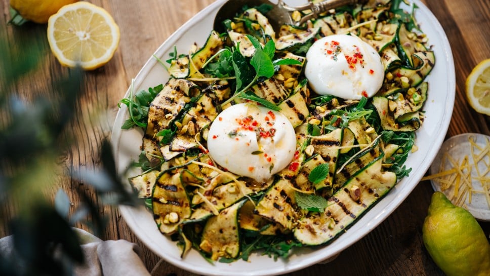 Zucchinisalat mit Burrata und Pistazien