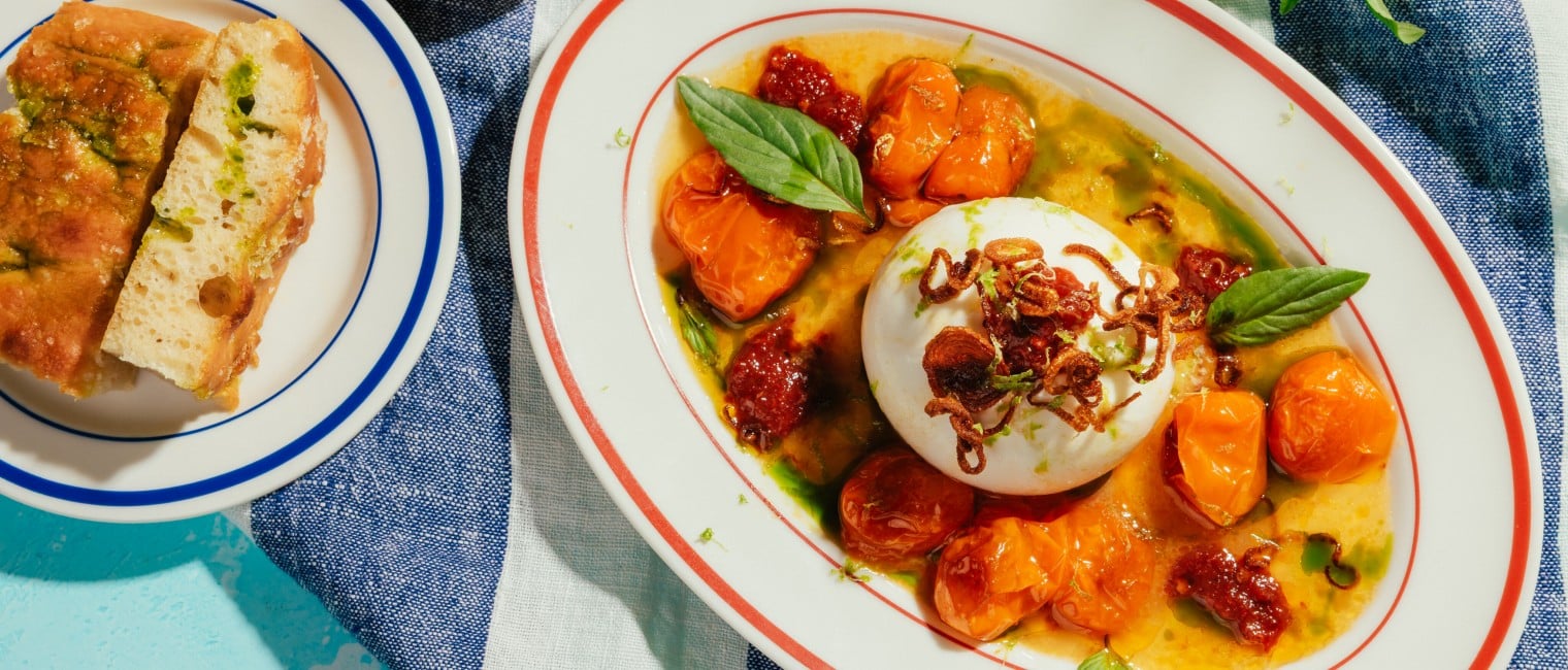 Burrata mit Thai-Basilikum-Öl und gerösteten Tomaten 