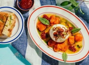 Burrata mit Thai-Basilikum-Öl und gerösteten Tomaten 
