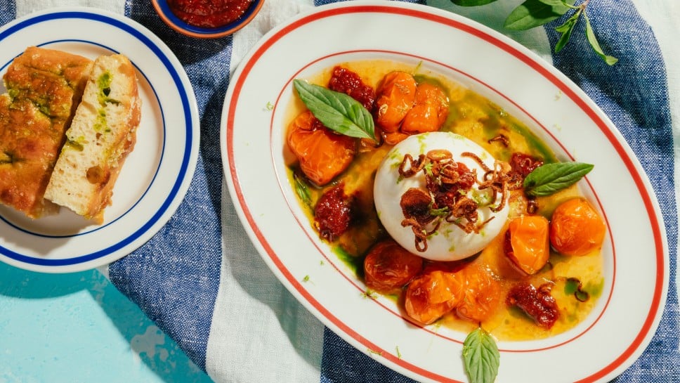 Burrata mit Thai-Basilikum-Öl und gerösteten Tomaten 