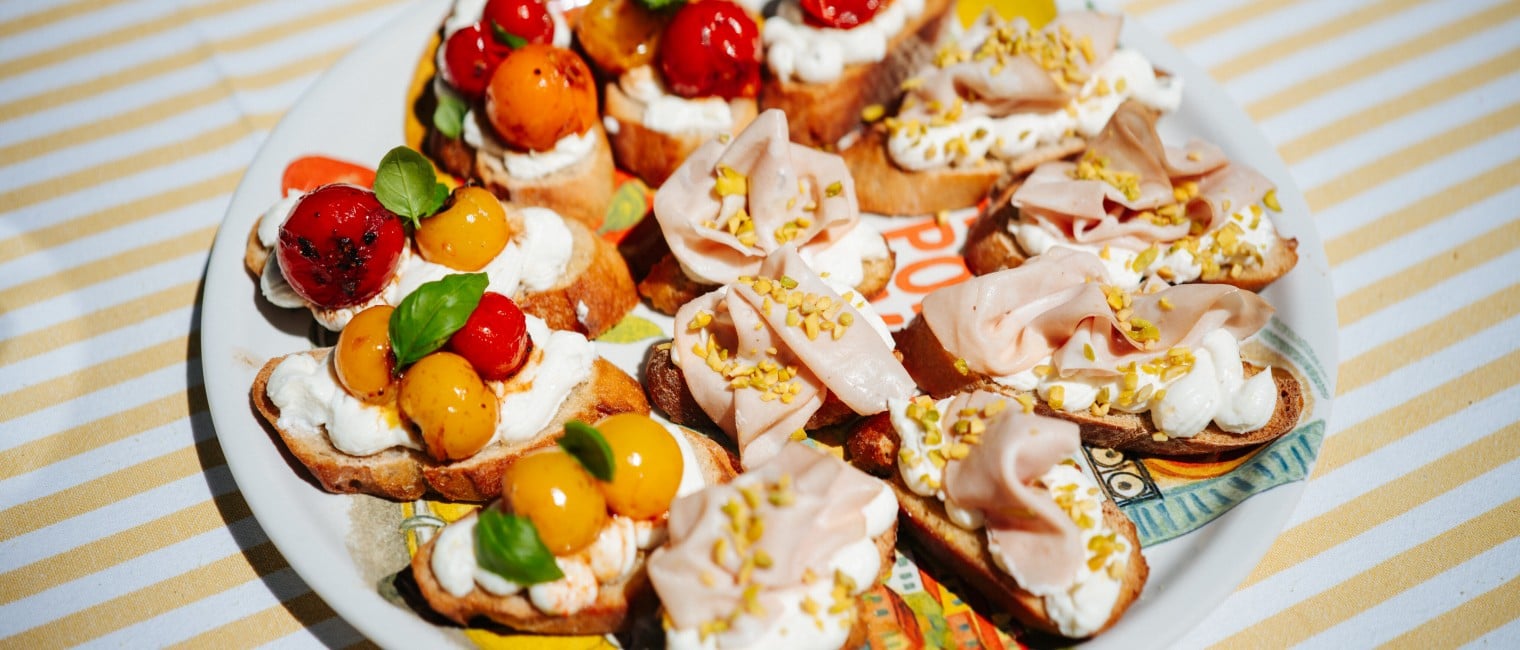 Ricotta Crostini  mit karamellisierten Tomaten und Mortadella