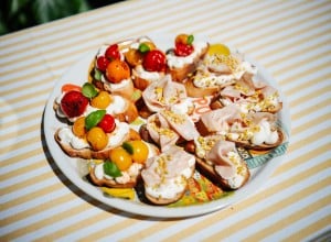 Ricotta Crostini  mit karamellisierten Tomaten und Mortadella