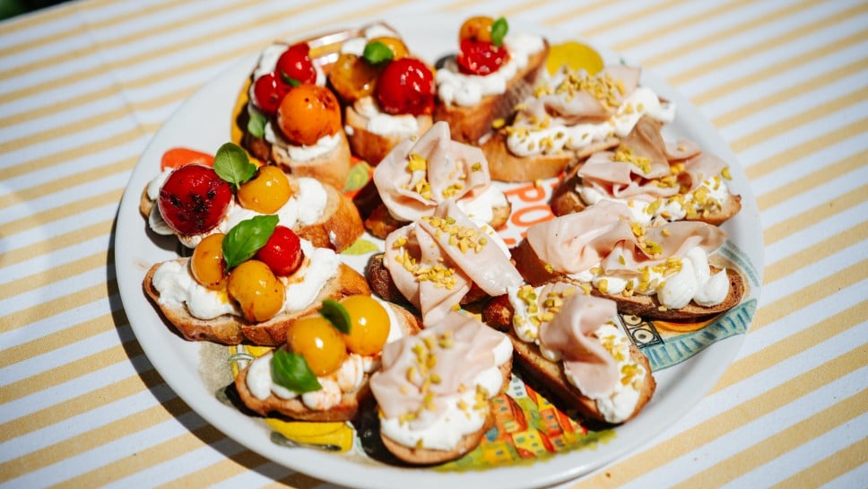 Ricotta Crostini  mit karamellisierten Tomaten und Mortadella