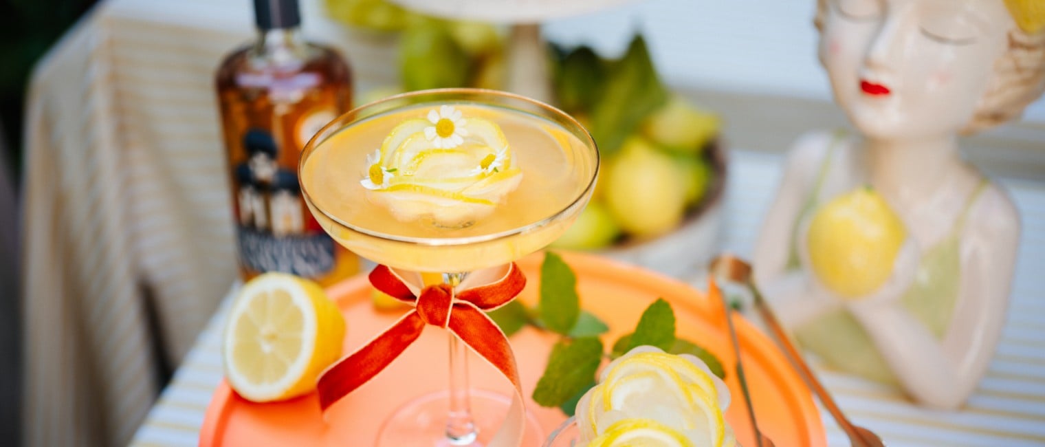 Nonino Spritz mit Zitronen-Eiswürfelkranz 