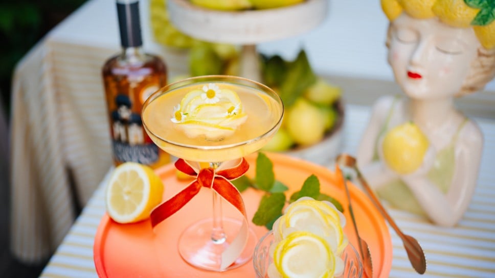 Nonino Spritz mit Zitronen-Eiswürfelkranz 