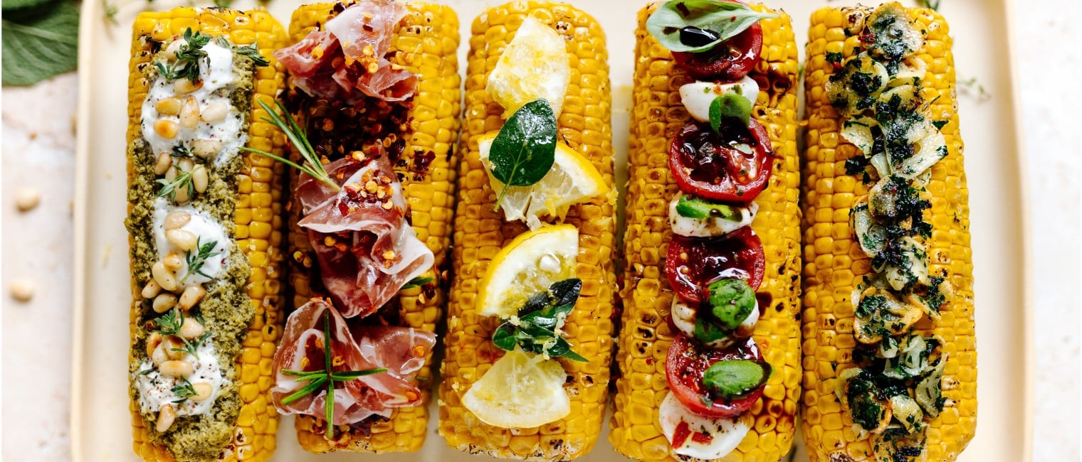 Gegrillte Cornribs - Ganze Maiskolben mit italienischen Toppings