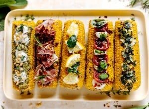 Gegrillte Cornribs - Ganze Maiskolben mit italienischen Toppings
