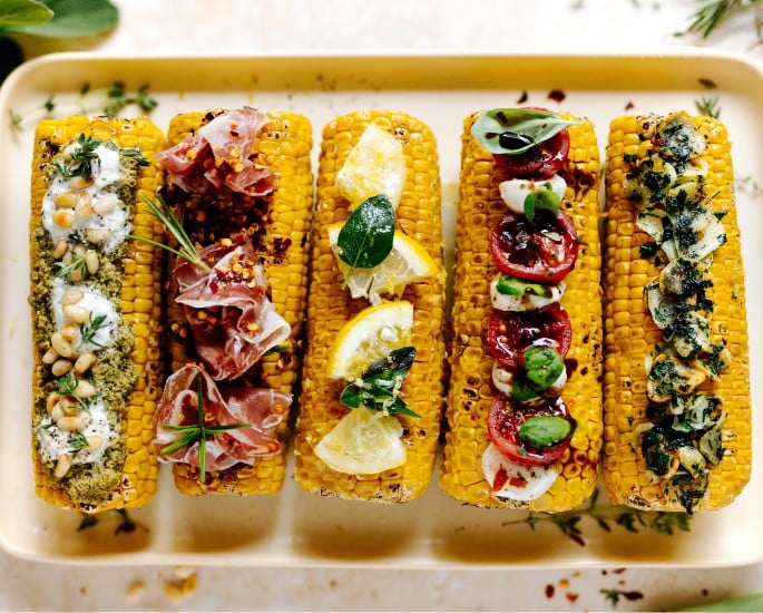 Gegrillte Cornribs - Ganze Maiskolben mit italienischen Toppings