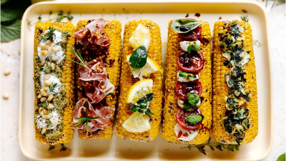 Gegrillte Cornribs - Ganze Maiskolben mit italienischen Toppings
