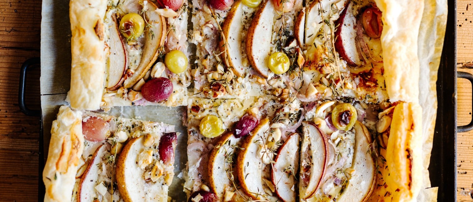 Pikanter Blätterteig mit Birne und Trauben