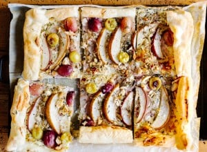 Pikanter Blätterteig mit Birne und Trauben