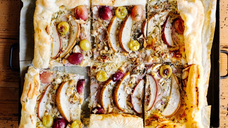 Pikanter Blätterteig mit Birne und Trauben