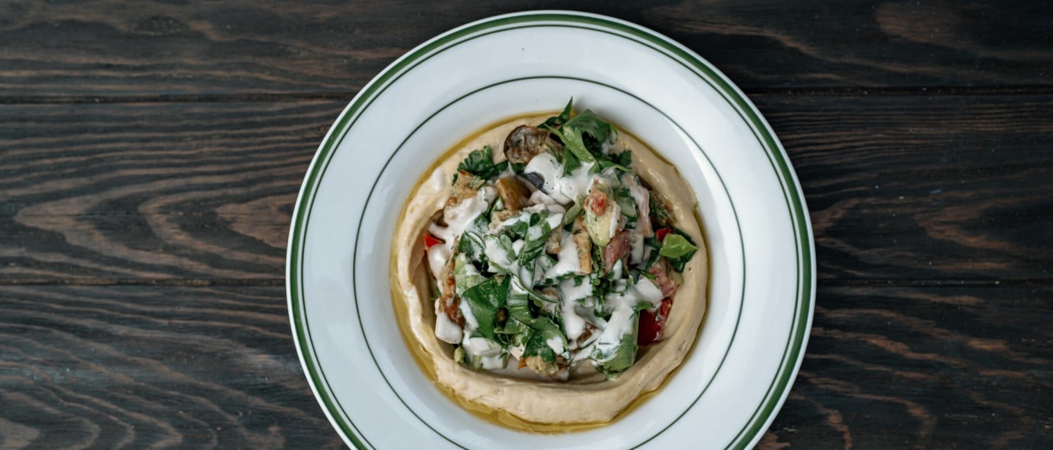 Sabich-Salat auf Hummus mit Tahina und Amba