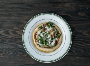 Sabich-Salat auf Hummus mit Tahina und Amba