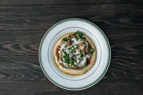 Sabich-Salat auf Hummus mit Tahina und Amba