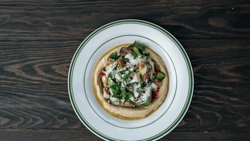 Sabich-Salat auf Hummus mit Tahina und Amba