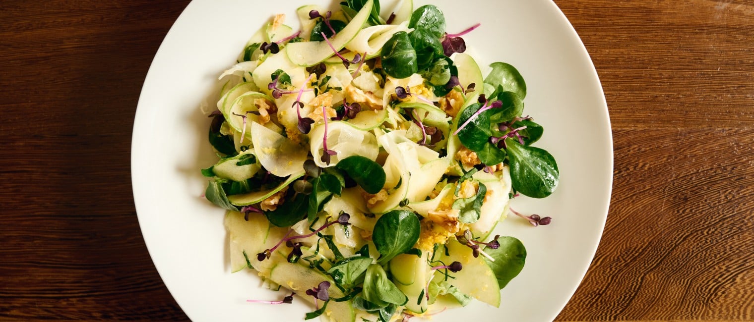 Kohlrabi–Granny Smith– Salat mit Senfkornkaviar