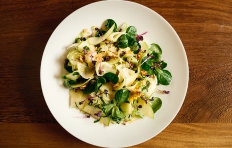 Kohlrabi–Granny Smith– Salat mit Senfkornkaviar