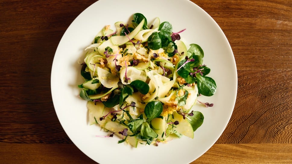 Kohlrabi–Granny Smith– Salat mit Senfkornkaviar