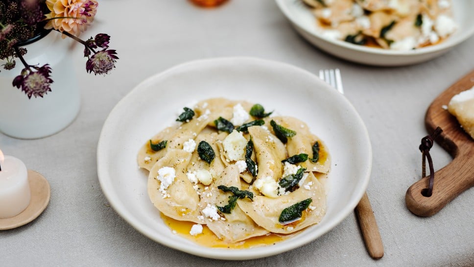 Sauerkraut Schlutzkrapfen mit Graukäse & Salbei-Nussbutter 